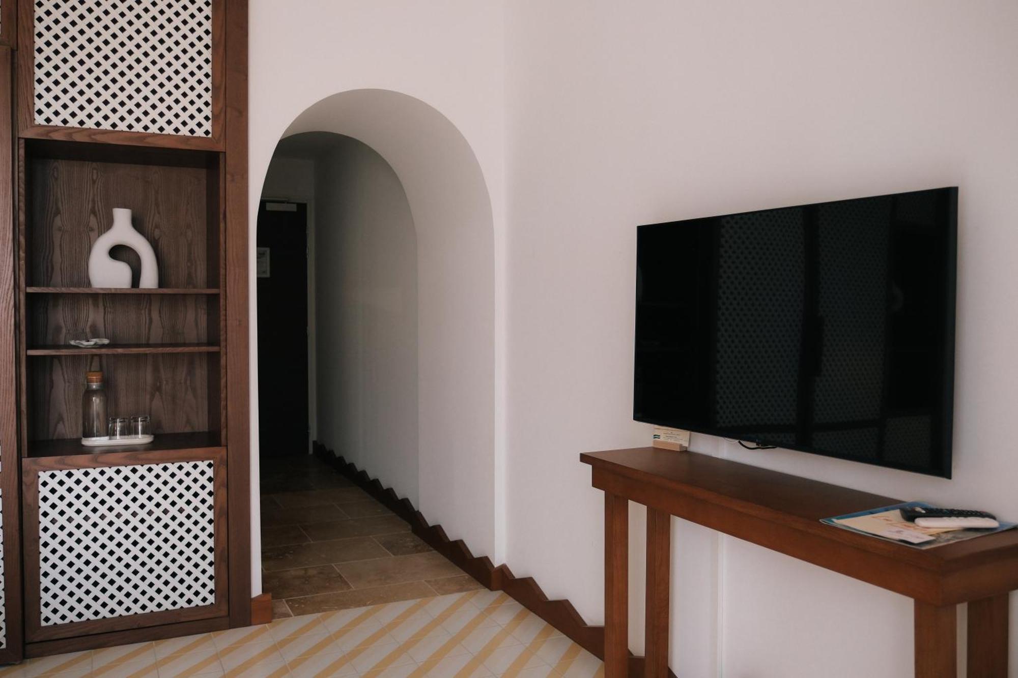 Boutique Hotel Responsable Et Restaurant Basgi Basgi 생플로랑 객실 사진